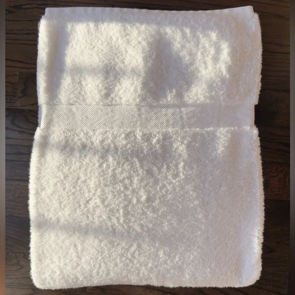 Pre-owned Matouk Lotus bath sheet.